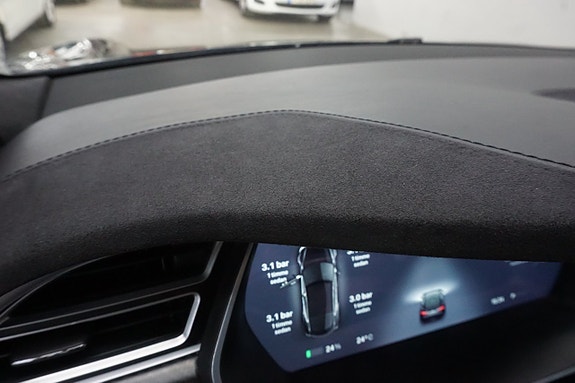 Tesla Model S 21 of 23