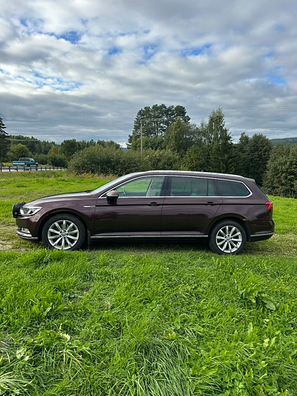Volkswagen Passat 2 of 8
