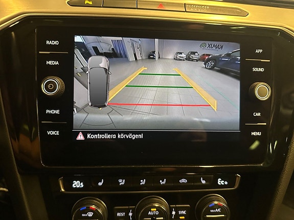 Volkswagen Passat 19 of 23