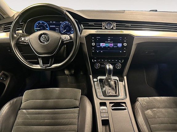 Volkswagen Passat 10 of 23