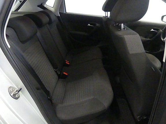 Volkswagen Polo 10 of 14
