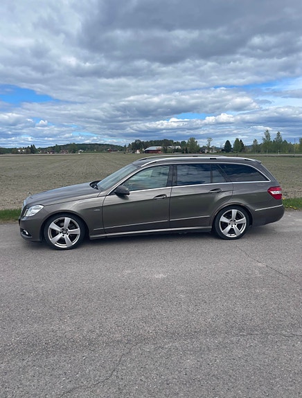 Mercedes-Benz E200 2 of 5