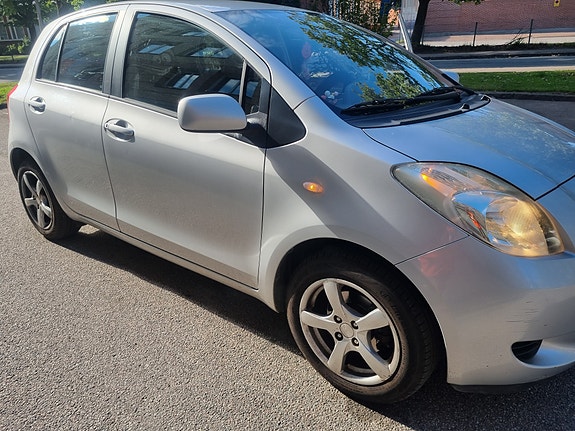 Toyota Yaris 2 of 12