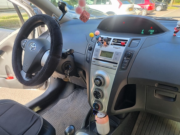 Toyota Yaris 4 of 12