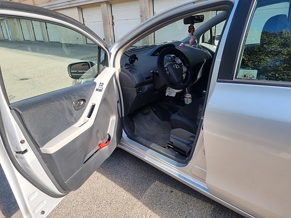 Toyota Yaris 9 of 12