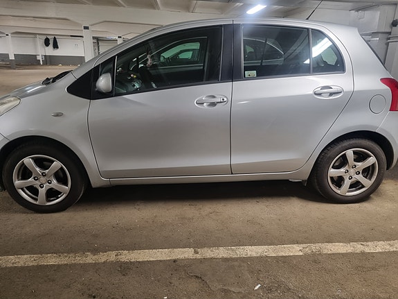 Toyota Yaris 10 of 12