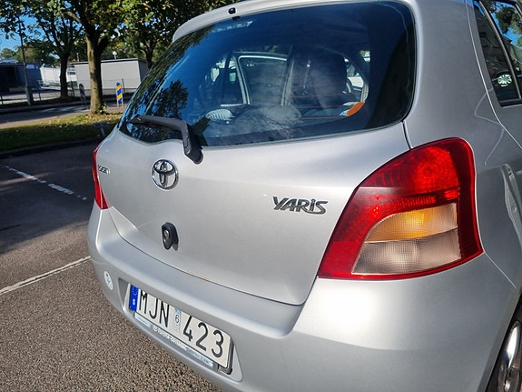 Toyota Yaris 8 of 12