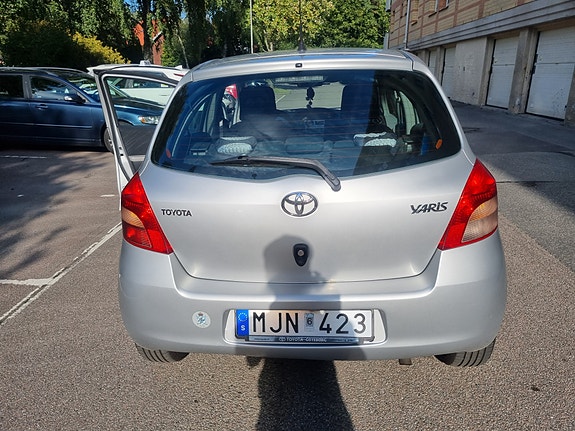 Toyota Yaris 3 of 12