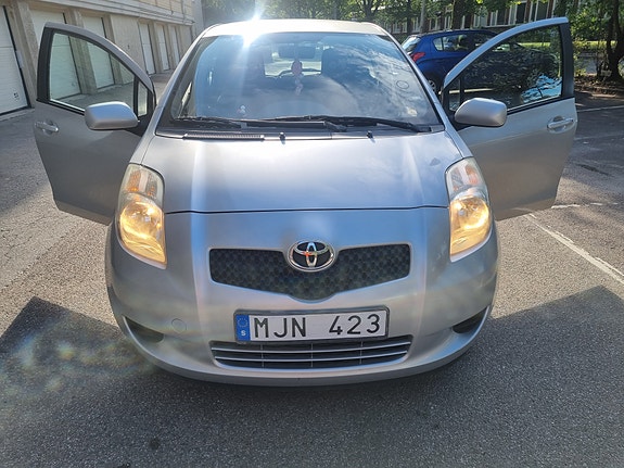 Toyota Yaris 5 of 12