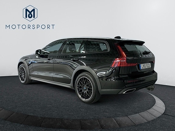 Volvo V60 Cross Country 3 of 19