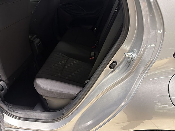 Toyota Yaris 7 of 13