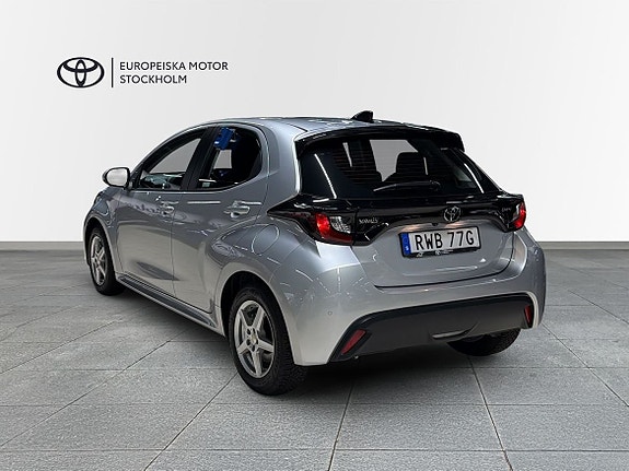 Toyota Yaris 2 of 13