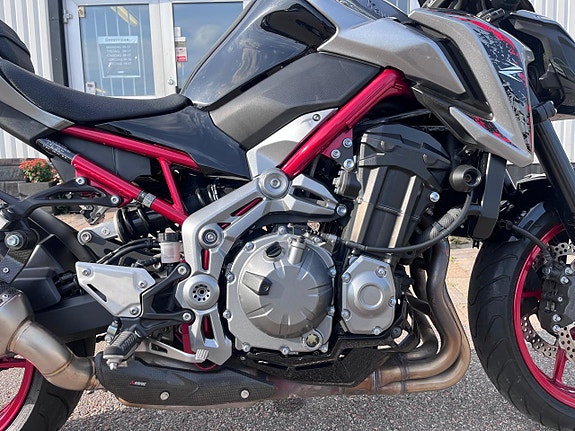 Kawasaki Z900 2 of 7