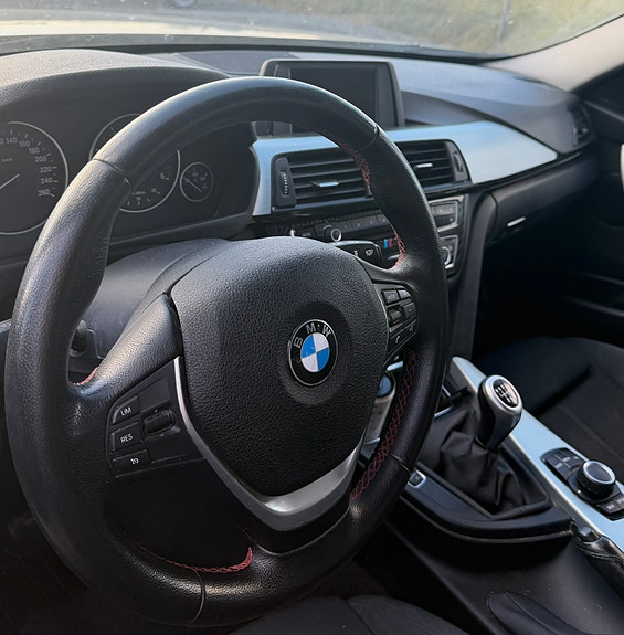 BMW 318d 3 of 4
