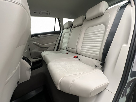 Volkswagen Passat 13 of 27