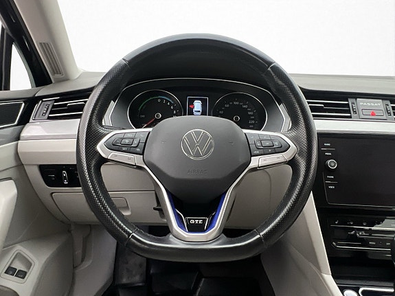 Volkswagen Passat 10 of 27
