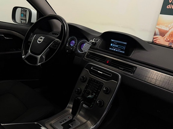 Volvo XC70 2 of 19