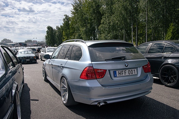 BMW 330d 3 of 4