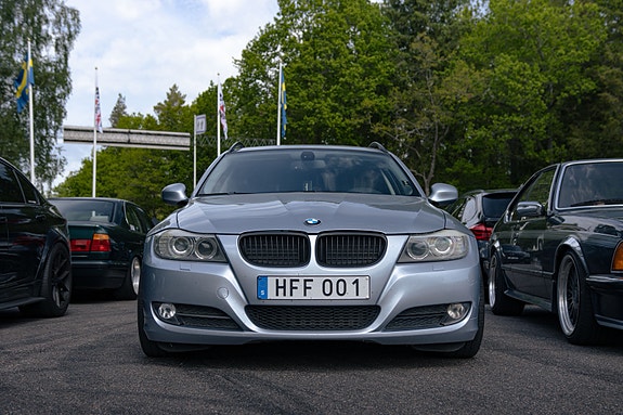 BMW 330d 2 of 4