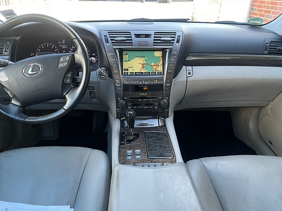 Lexus LS460 5 of 15