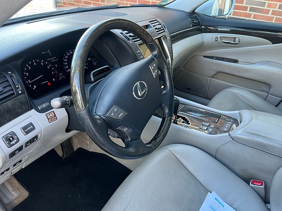 Lexus LS460 10 of 15