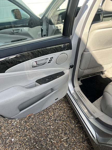Lexus LS460 8 of 15
