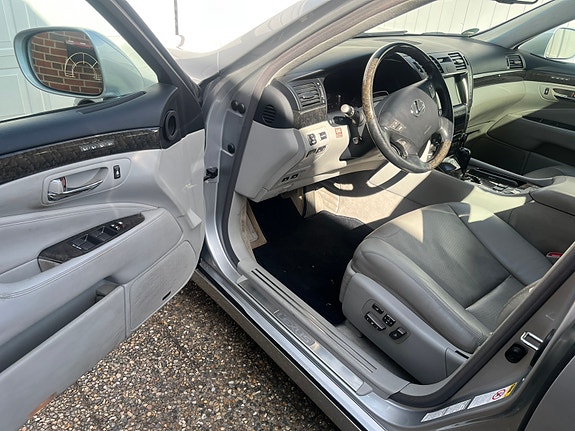 Lexus LS460 15 of 15