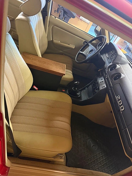 Mercedes-Benz 200 4 of 12