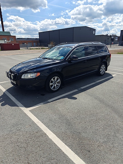 Volvo V70 2 of 8