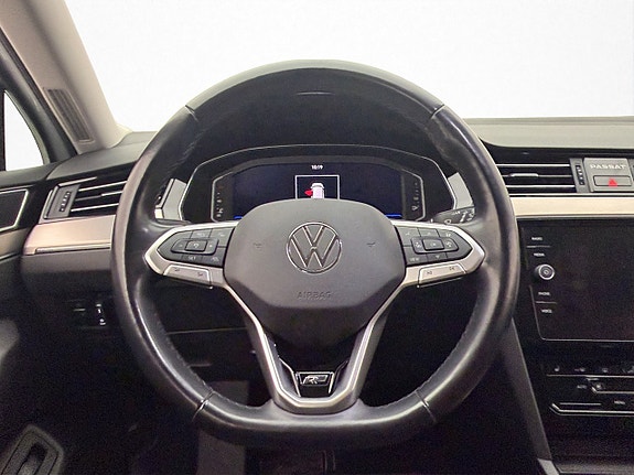 Volkswagen Passat 14 of 30