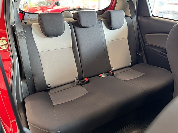 Toyota Yaris 13 of 21