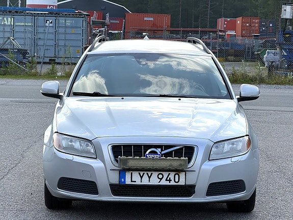 Volvo V70 2 of 10