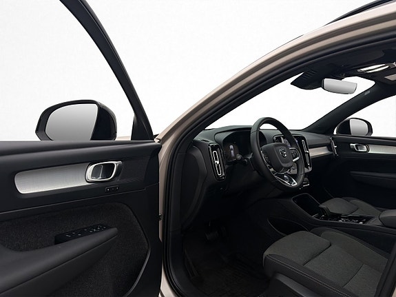 Volvo XC40 10 of 30