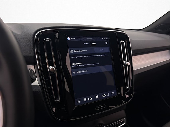 Volvo XC40 25 of 30