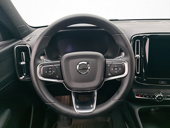 Volvo XC40 13 of 30