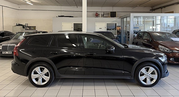 Volvo V60 Cross Country 2 of 18