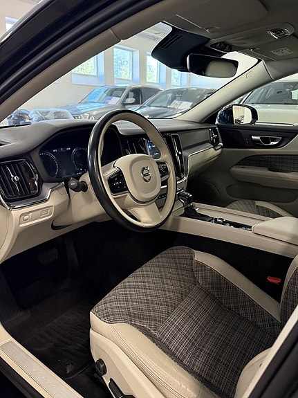 Volvo V60 Cross Country 6 of 18