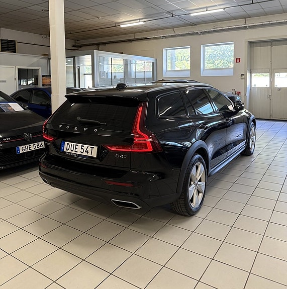 Volvo V60 Cross Country 3 of 18