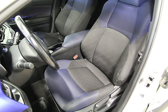 Toyota C-HR 7 of 28