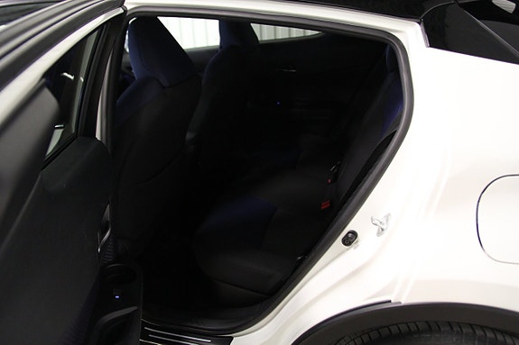 Toyota C-HR 8 of 28