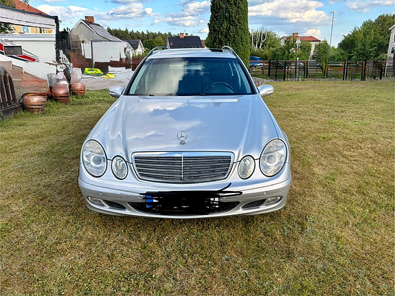 Mercedes-Benz E220 2 of 9
