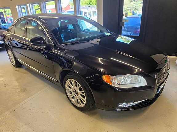 Volvo S80 2 of 12