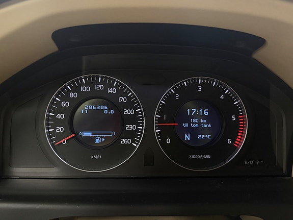 Volvo XC70 12 of 15