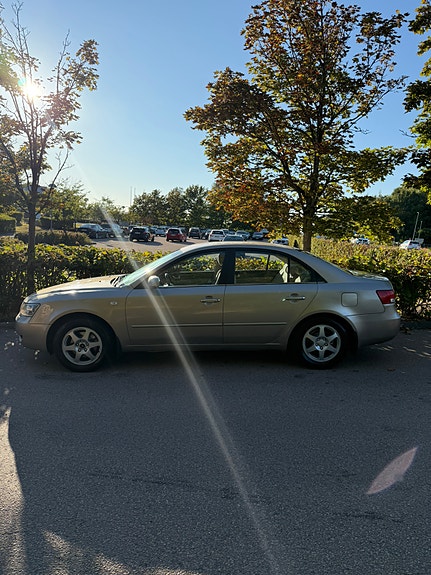 Hyundai Sonata 2 of 7