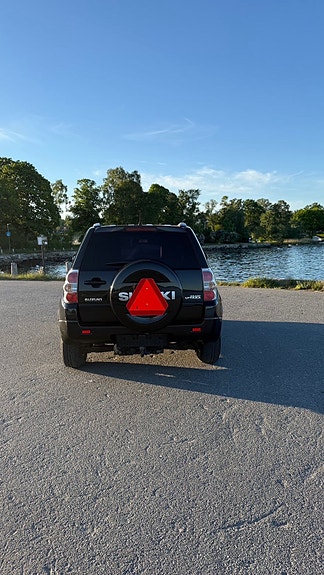 Suzuki Grand Vitara 2 of 5