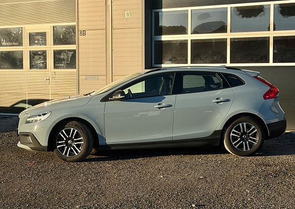 Volvo V40 Cross Country 2 of 11