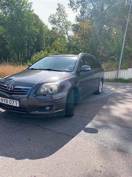 Toyota Avensis 3 of 9