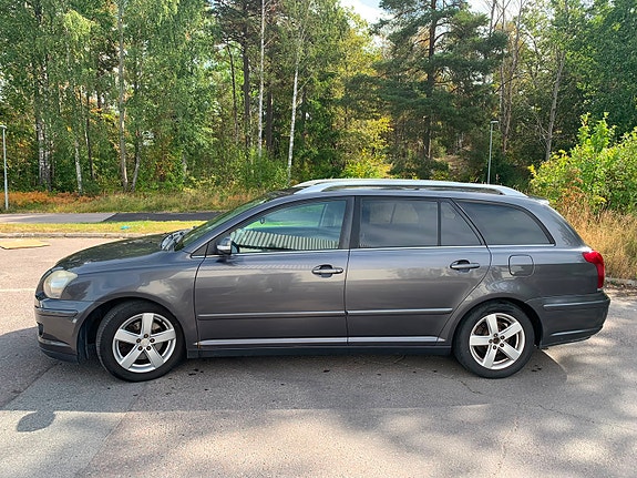 Toyota Avensis 4 of 9