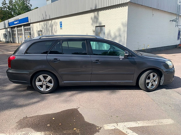 Toyota Avensis 5 of 9