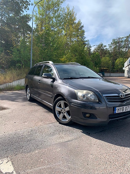 Toyota Avensis 2 of 9